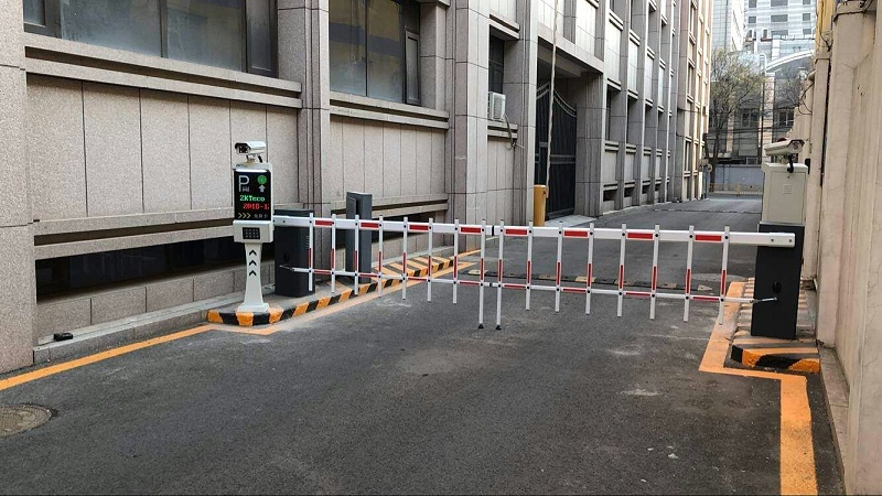 小區(qū)車(chē)輛出入管理系統(tǒng)，實(shí)現(xiàn)人員及車(chē)輛出入管理無(wú)人化