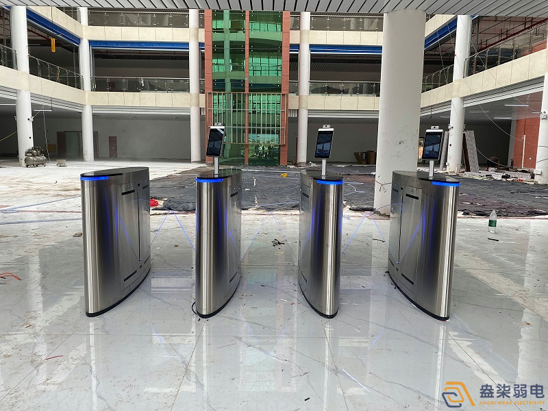 工廠考勤通道閘機(jī)選什么合適？